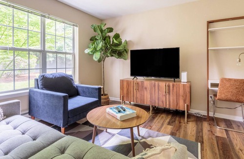 Five Oaks Apartment | Perfect 1BR Apartment in Beaverton w/ Pool + Gym