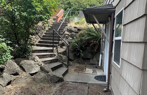 Magnolia Apartment | Perfect 2-bedroom apartment in Magnolia Seattle neighborhood
