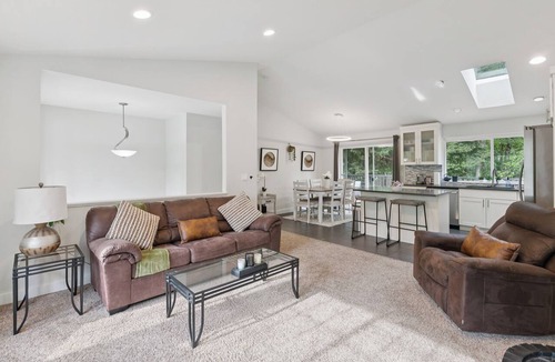 Cathcart House | Perfect 4-bedroom house in adorable Snohomish for your getaway