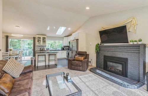 Cathcart House | Perfect 4-bedroom house in adorable Snohomish for your getaway