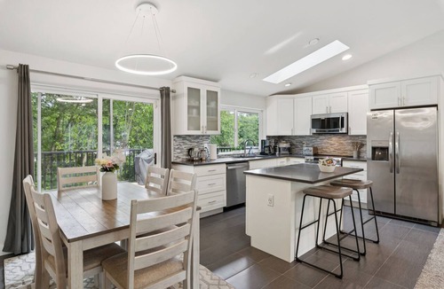 Cathcart House | Perfect 4-bedroom house in adorable Snohomish for your getaway