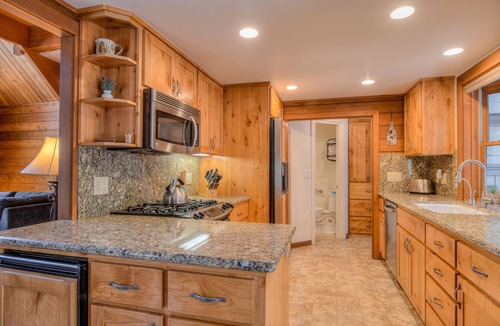 Sunriver House | Perfect A/C Ski Cabin Walking Distance to Village Mall