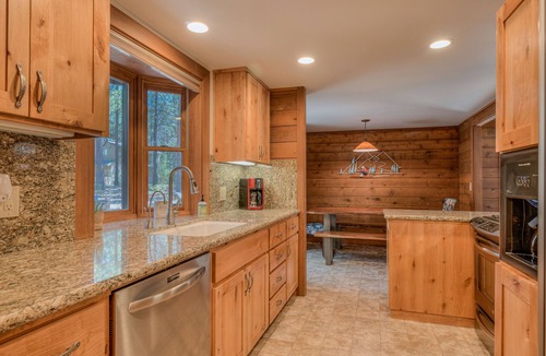 Sunriver House | Perfect A/C Ski Cabin Walking Distance to Village Mall