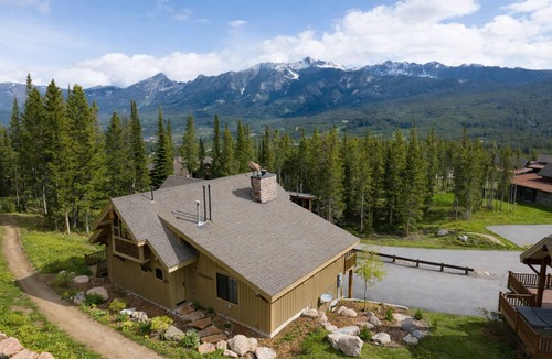 Big Sky House | Perfect Family GetAway! Ski-in-Ski-Out Home, Cowboy Heaven