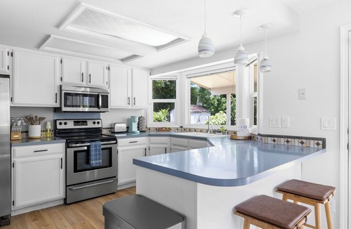 West Valley House | Perfect for Families & Pets, Garage Parking, Stylish Renovation, Sleeps 10