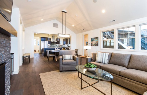 Bend House | PERFECT! Gorgeous finishes ~ heated resort pool ~ Bend/Bachelor ~ hot tub ~ BBQ