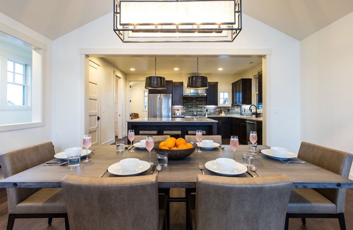 Bend House | PERFECT! Gorgeous finishes ~ heated resort pool ~ Bend/Bachelor ~ hot tub ~ BBQ
