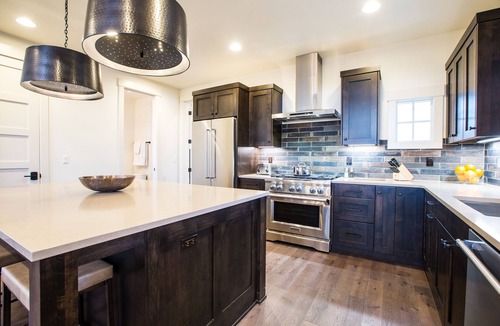 Bend House | PERFECT! Gorgeous finishes ~ heated resort pool ~ Bend/Bachelor ~ hot tub ~ BBQ