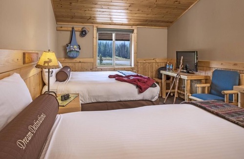 Moran Hotel | Perfect Nature's Escape! Welcoming Pets and Convenient Parking Offered!