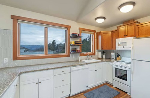 Bremerton Apartment | Perfect place to stay for the Major international sporting event. Ferry access only a few mins away!