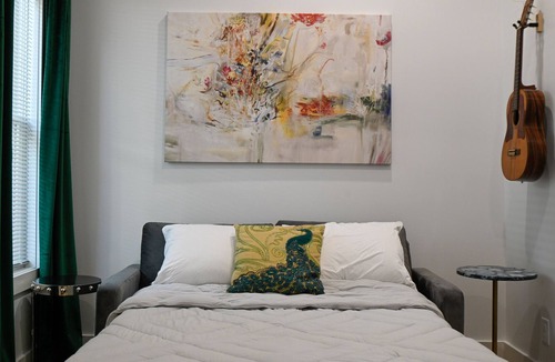 Dahlman Apartment | Perfect Studio Apartment W/Queen Bed, Kitchen, W/D
