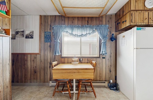 Bayview Boat Rental | Perfect Waterfront Fishing Retreat - Floating Home in the Bayview Marina