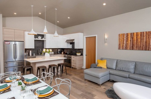 Bend House | PERFECT WINTER GETAWAY! Heated Pool, Shuttle to Skiing and Downtown, Hot Tub.