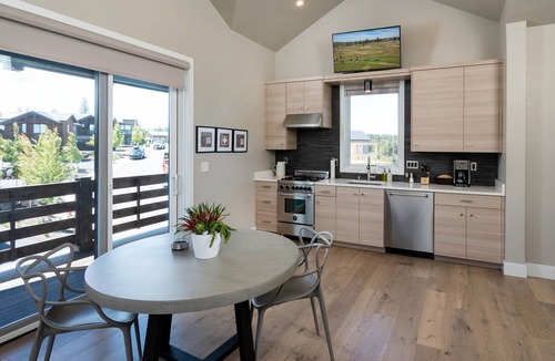 Bend House | PERFECT WINTER GETAWAY! Heated Pool, Shuttle to Skiing and Downtown, Hot Tub.