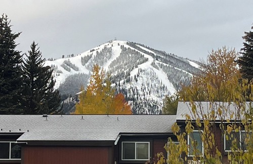 Elkhorn Apartment | Perfectly located and updated studio in the heart of Sun Valley