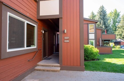 Elkhorn Apartment | Perfectly located and updated studio in the heart of Sun Valley
