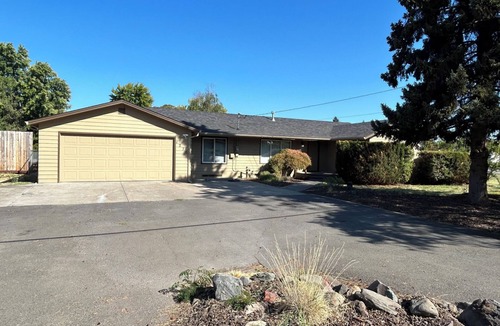 Medford House | Pet & family friendly 3bd house, central location, fenced yard.