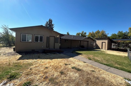 Medford House | Pet & family friendly 3bd house, central location, fenced yard.