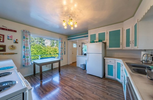 Longbranch House | Pet/Family Friendly Getaway w/Rainier and Marina Views Spacious Outdoor Space