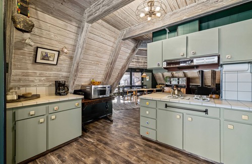 McCall House | Pet Friendly, 10 Guests, Walking Distance to Payette Lake/Downtown, Hot Tub!