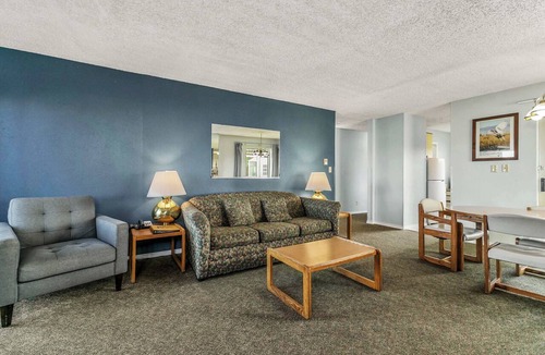 Ocean Shores Condo | Pet-Friendly 2-Bedroom Family Suite With Fireplace
