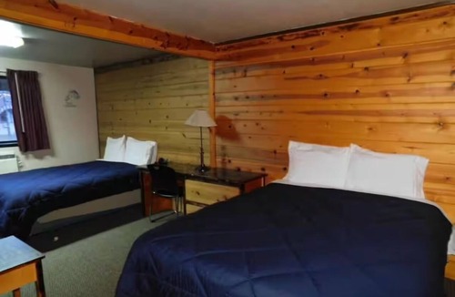 Packwood Hotel | Pet-Friendly 2 Queen Suite w/Kitchenette near Packwood Timberland Library!
