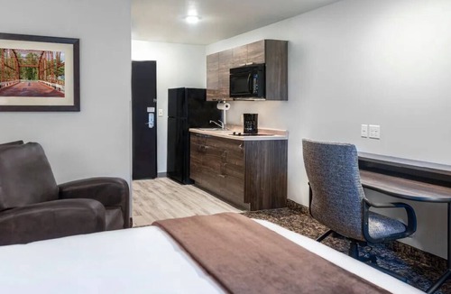 Wenatchee Hotel | Pet-Friendly 3 Room w/Cooking Options & Comfy Bed – Ideal for Long Stays