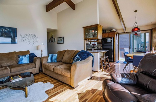 Freeland House | Pet Friendly, Beachfront, Mt. Rainer Views, Family Retreat