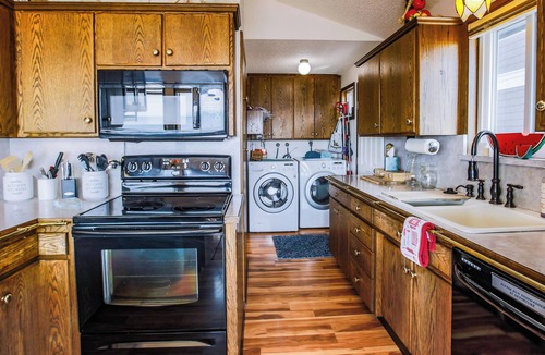 Freeland House | Pet Friendly, Beachfront, Mt. Rainer Views, Family Retreat