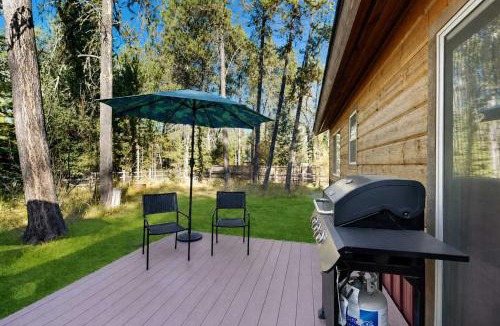 Donnelly House | Pet-Friendly Cabin Fenced Yard Near Lake