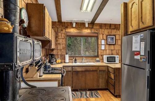 Leavenworth Cabin | Pet-Friendly Cabin Wonderful for a Romantic Getaway in Leavenworth, Washington
