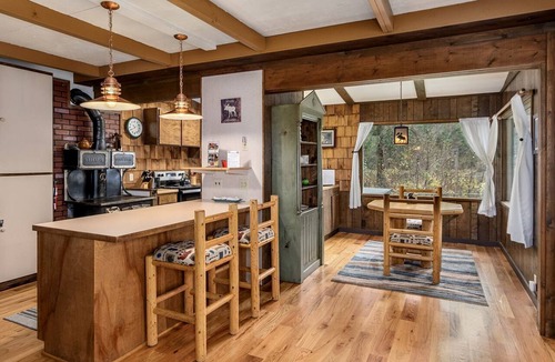 Leavenworth Cabin | Pet-Friendly Cabin Wonderful for a Romantic Getaway in Leavenworth, Washington
