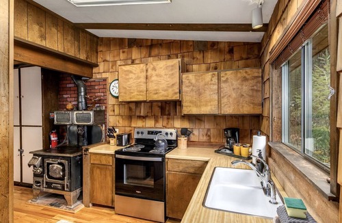 Leavenworth Cabin | Pet-Friendly Cabin Wonderful for a Romantic Getaway in Leavenworth, Washington