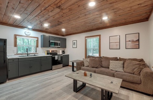 Cabot House | Pet-Friendly Cabot Country Escape
