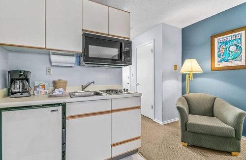 Ocean Shores Condo | Pet Friendly Condo with King Bed and Kitchenette