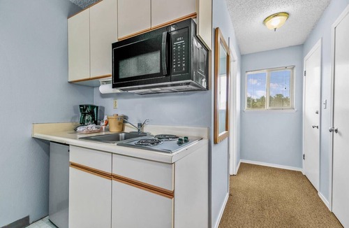 Ocean Shores Condo | Pet Friendly Condo with King Bed and Kitchenette