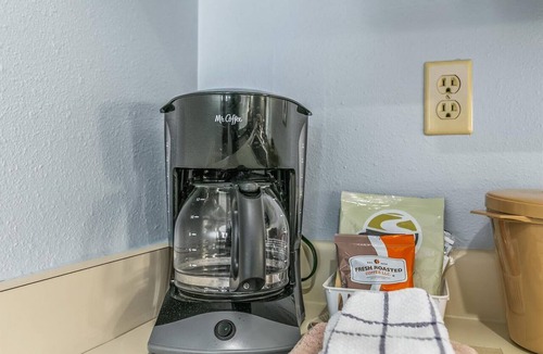 Ocean Shores Condo | Pet Friendly Condo with King Bed and Kitchenette