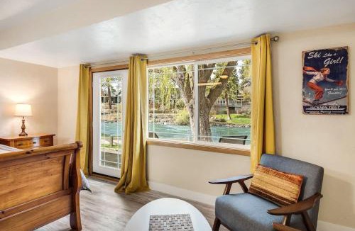 Bend House | Pet Friendly Cottage on the River near Downtown