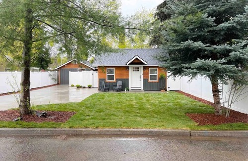 Coeur d'Alene House | Pet-Friendly Cozy Midtown Cabin Retreat