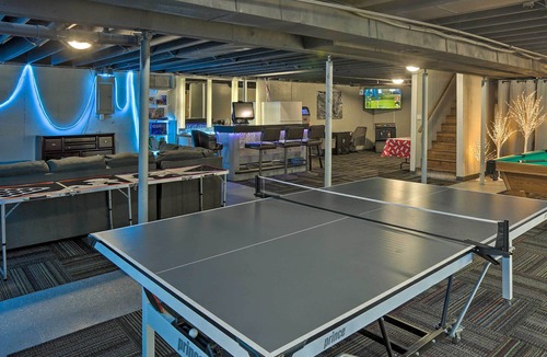Des Moines House | Pet-Friendly Des Moines Retreat w/ Game Room!