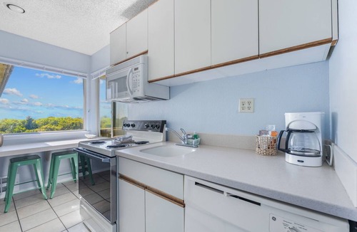 Ocean Shores Condo | Pet-Friendly Family Suite with Full Kitchen - Pool and Hot Tub!