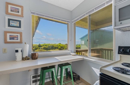 Ocean Shores Condo | Pet-Friendly Family Suite with Full Kitchen - Pool and Hot Tub!