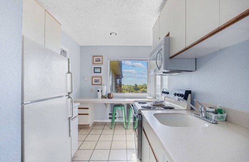 Ocean Shores Condo | Pet-Friendly Family Suite with Full Kitchen - Pool and Hot Tub!