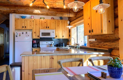 Oregon Water Wonderland Cabin | Pet Friendly, Fully Fenced, Luxury Log Cabin with Hot Tub near Sunriver!
