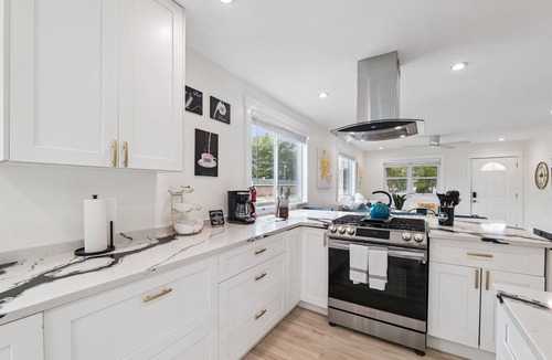New Baltimore House | Pet Friendly/Gated Backyard/Game room/Hot Tub