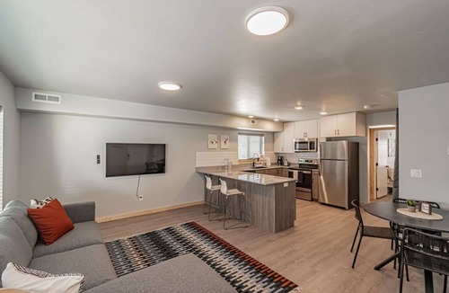 Rexburg Condo | Pet Friendly!Heart of Rexburg close to Jackson Hole,Yellowstone Nat park & BYUI