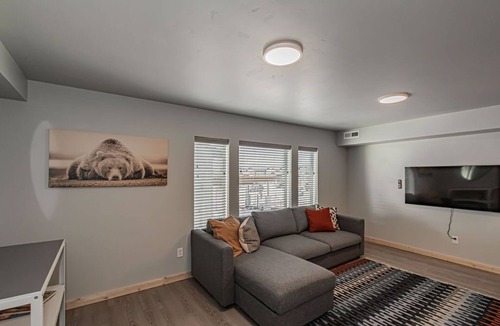 Rexburg Condo | Pet Friendly!Heart of Rexburg close to Jackson Hole,Yellowstone Nat park & BYUI