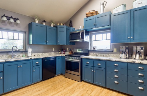 Island Park Cabin | Pet Friendly Home! Bear Den Bundle-12Br-10Ba-Sleeps 42-BBQ-FirePit-Hot tub-20m 2 YNP-Mountainviews