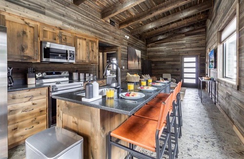 Last Chance House | Pet Friendly Home! Pheasant Tail Villa | Cozy Cabin | World-Class Fishing | Fire Pit | BBQ