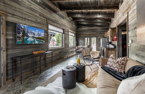 Last Chance House | Pet Friendly Home! Pheasant Tail Villa | Cozy Cabin | World-Class Fishing | Fire Pit | BBQ